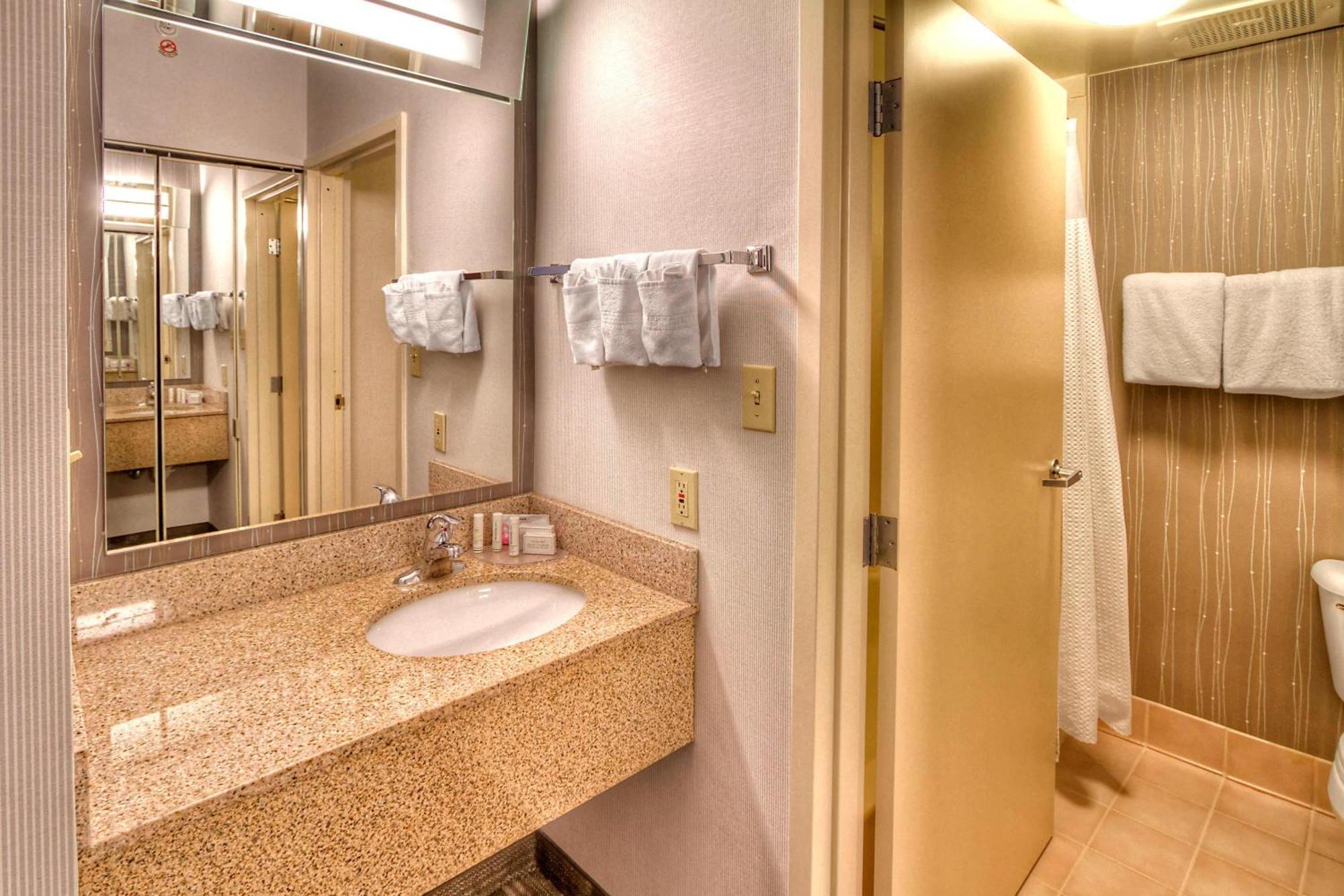 Hotel Courtyard By Marriott Burlington Exterior foto